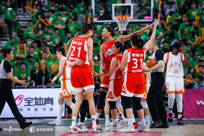 爱游戏体育-包含福建女篮客场大胜新疆队，追赶榜首位置的词条