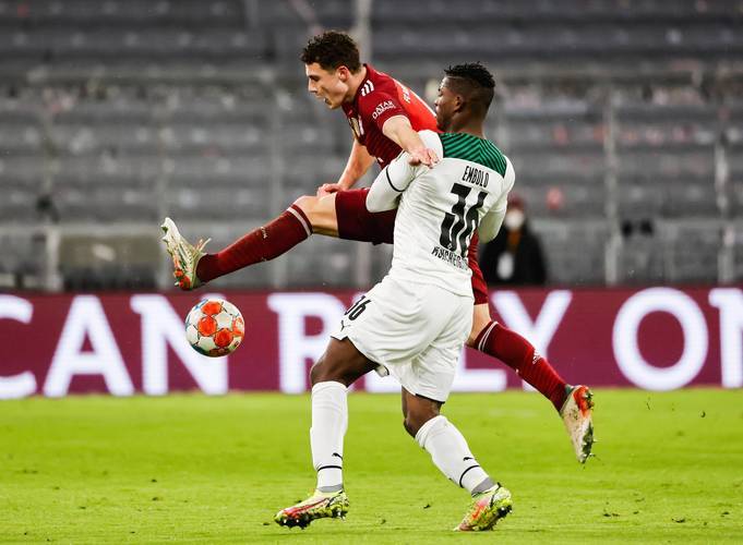 法兰克福门将神勇,帮助球队留住一分 法兰克福门将神勇,帮助球队留住一分