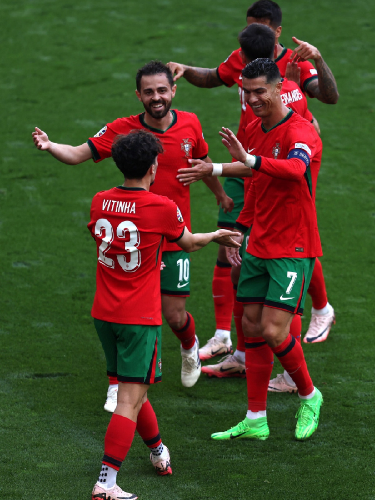 欧洲足球赛场擎天之势,球员意气风发力争夺胜利的简单介绍 欧洲足球赛场擎天之势,球员意气风发力争夺胜利的简单介绍