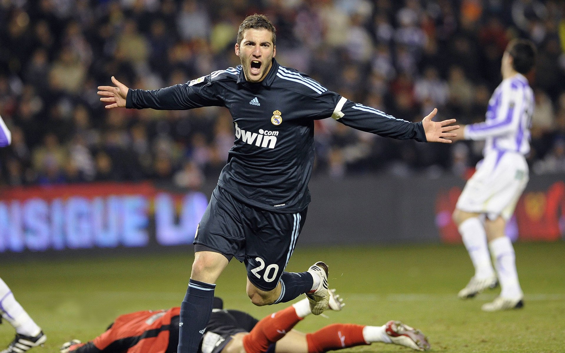 国王巅峰对决，约基奇关键一击定江山，篮网惜败掘金